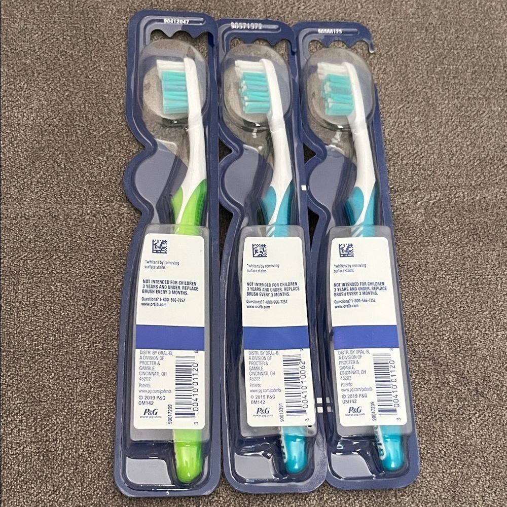 Oral-B Vivid Whitening Toothbrush Set - Green, Blue - Picture 2 of 3